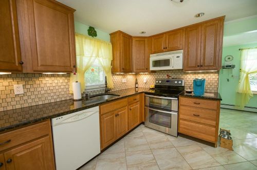 5 Holiday Ave, Derry, NH 03038-5421