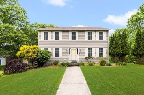 2 Midwestern Cir, Providence, RI 02919-7302