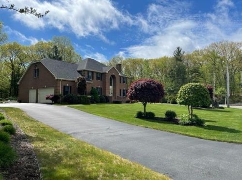 2 Bridle Dr, Lincoln, RI 02865-4540
