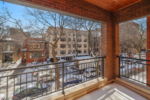456 Briar Pl, Chicago, IL 60657-9621
