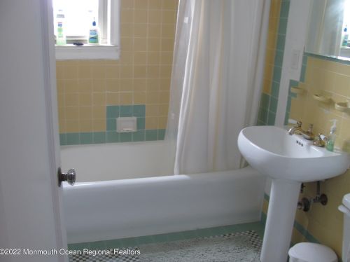 400 Deal Lake Dr, Tinton Falls NJ 07712-5174 exterior