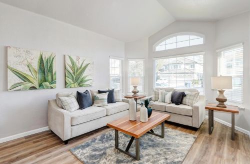 9038 Old Creek Dr, Elk Grove, CA 95758-5406