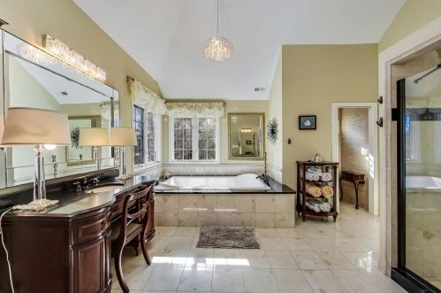 347 Willowood Ln, Willowbrook IL  60527-3900 exterior