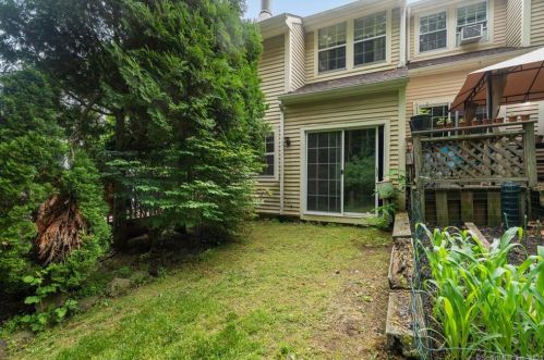 14 Rising Trail Dr, Middletown CT  06457-1670 exterior