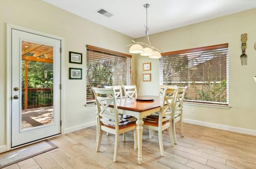 7036 Auckland Dr, Austin TX  78749-4139 exterior