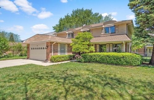 27 Berkshire Dr, Wheeling, IL 60090-3975