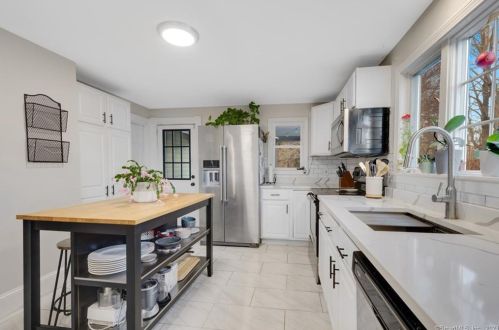 548 Middlefield St, Middletown CT  06457-3553 exterior