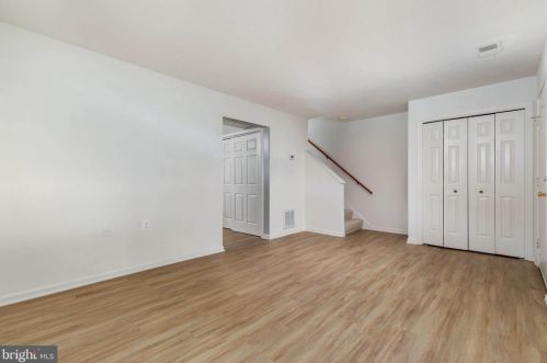 43 Park Pl, Lovettsville, VA 20180-8614