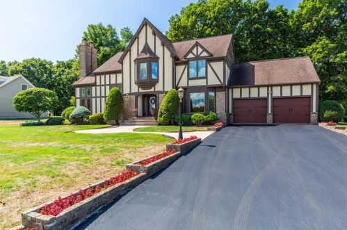 39 Beechnut Dr, Providence, RI 02919-3082