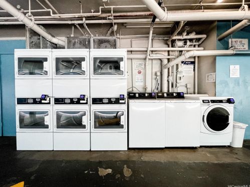 441 Lewers St, Honolulu HI  96815-2446 exterior