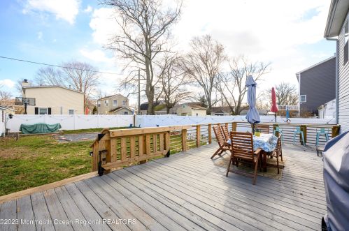 22 Bay Ave, Middletown NJ  07748-5711 exterior