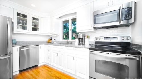 18 Hollow Tree Rd, Norwalk, CT 06854-2832