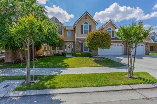 1984 Cherry Ln, Clovis, CA 93619-7581