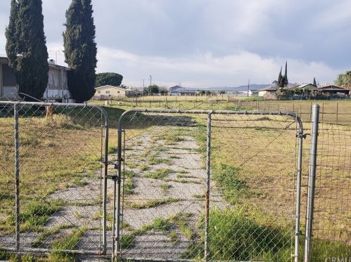 20220 Warren Rd, Perris, CA 92570-9418