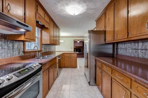 5284 Abbey Rdg, Stone Mountain, GA 30088-1820