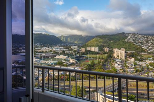2825 King St, Honolulu HI  96826-3563 exterior