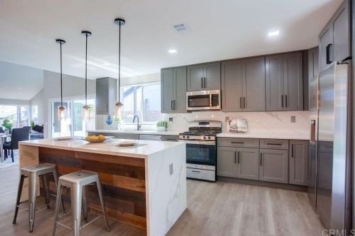 1461 Darwin Dr, Oceanside CA  92056-3042 exterior