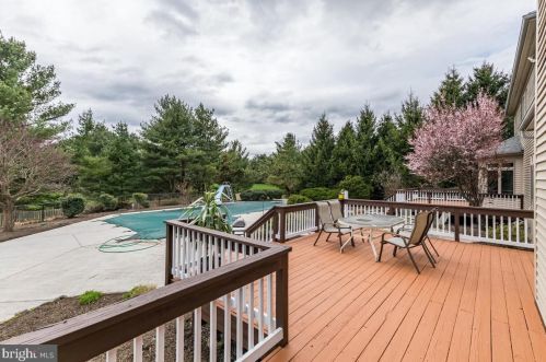 8 Tomlyn Dr, Princeton NJ  08540-4316 exterior