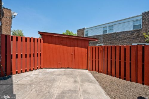 1208 Wilshire Dr, Herndon, VA 20170-3832