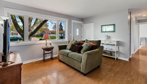 18595 Karen Ln, Gurnee, IL 60031-1326