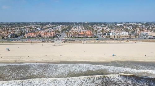 2000 Pacific Coast Hwy, Huntington Beach CA  92648-3947 exterior