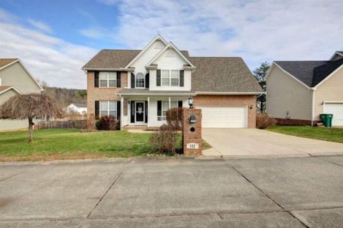 322 Lower Overlook Dr, Hurricane, WV 25526-9044