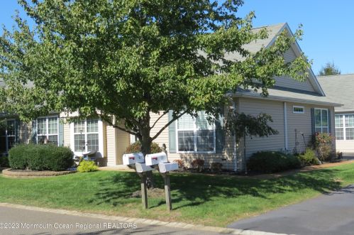 10 Fennel Ct, Lakehurst, NJ 08759-5170