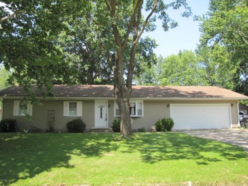 111 Fielder Dr, Salem, IL 62881-3609
