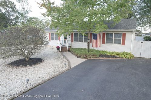 1 Puffin Ct, Lacey, NJ 08731-5501