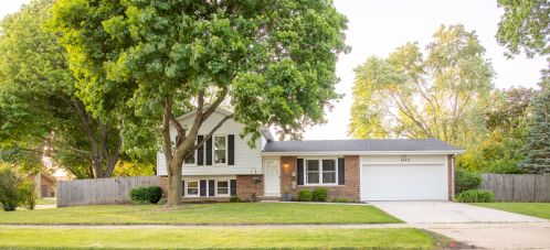 1453 Briarwood Dr, Naperville, IL 60540-5025