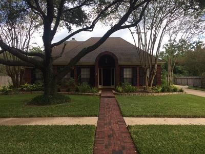 1022 Tangle Briar Dr, Taylor Lake Village, TX 77586-4521