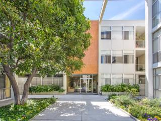 7960 Selma Ave, Los Angeles CA 90046-2661 exterior