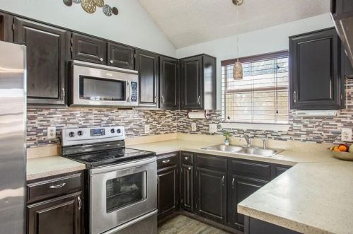 1120 Holly Dr, Carrollton TX  75010-1085 exterior