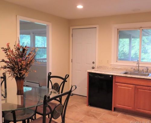 10 Summit Dr, Windsor CT  06095-3238 exterior