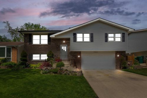 136 Mockingbird Ln, Wheeling, IL 60090-3940