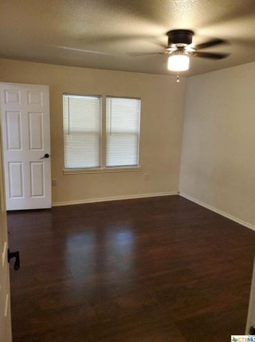 826 Bowie St, Seguin, TX 78155-4438