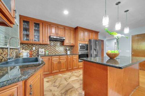 7050 Orchard Dr, Gilroy, CA 95020-6305