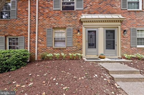 8549 Barrington Ct, Springfield, VA 22152-1005