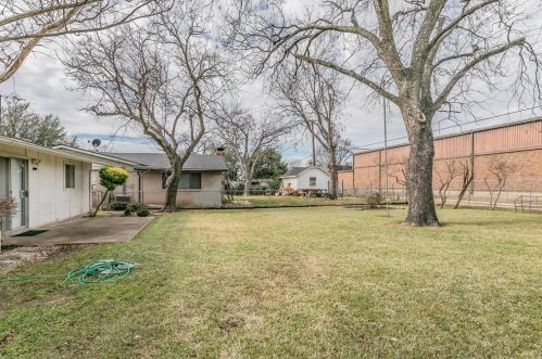 1811 Pleasant Run Rd, Carrollton TX 75006-7539 exterior