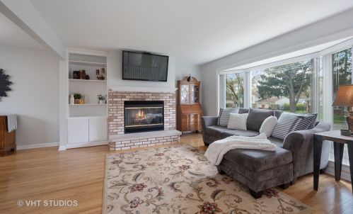 99 Winston Dr, Palatine, IL 60074-5676