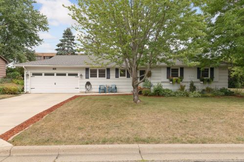 759 Creek Ave, Saint Paul, MN 55120-1615