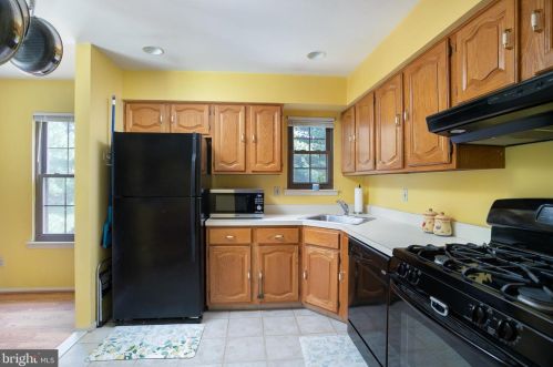 76 Wyndham Pl, Trenton NJ 08691-3126 exterior