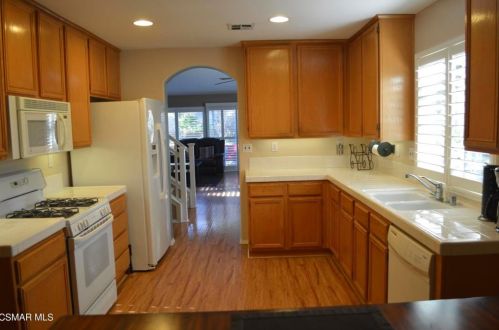 2040 Freesia Ave, Simi Valley CA  93063-3534 exterior