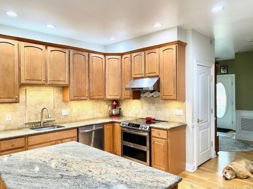 276 Soundview Ave, Huntington CT  06484-2137 exterior