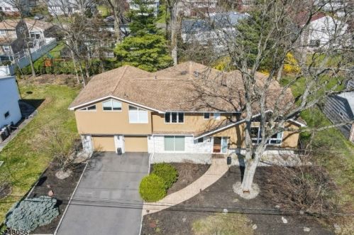 84 Twin Oaks Oval, Springfield, NJ 07081-2753