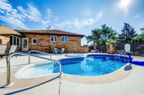 331 Ridgemoor Dr, Willowbrook IL  60527-5419 exterior