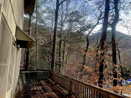 50 Atlanta Ln, Clayton, GA 30525-4870