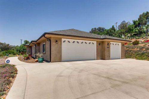 2734 Foothill Dr, Vista, CA 92084-6506