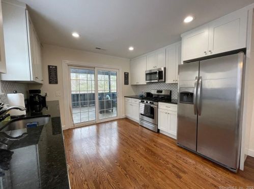 6 Little Fox Run, Huntington CT  06484-1619 exterior