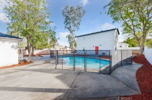7960 Amestoy Ave, Van Nuys CA  91406-1603 exterior